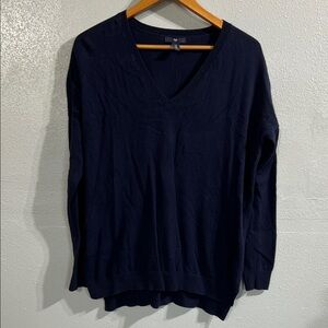 Navy V-Neck Sweater GAP high low bottom long sleeved m womens